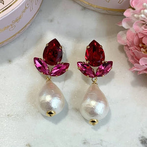 Funkelnde Ohrstecker in Rot und Pink mit federleichten Baumwolltropfen