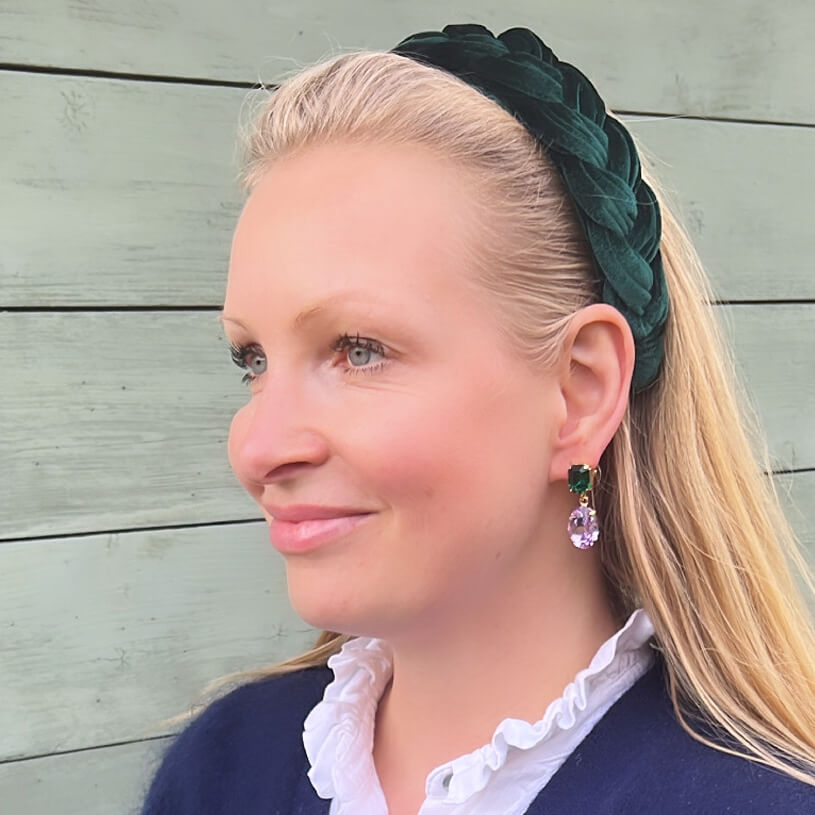 Funkelnde Ohrstecker mit Glas-Kristallen in Dunkelgrün und Flieder