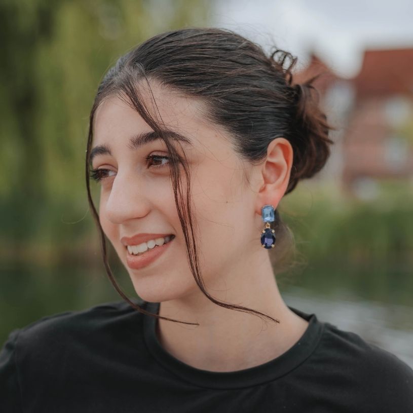 Funkelnde Ohrstecker mit Glas-Kristallen in Hellblau und Dunkelblau