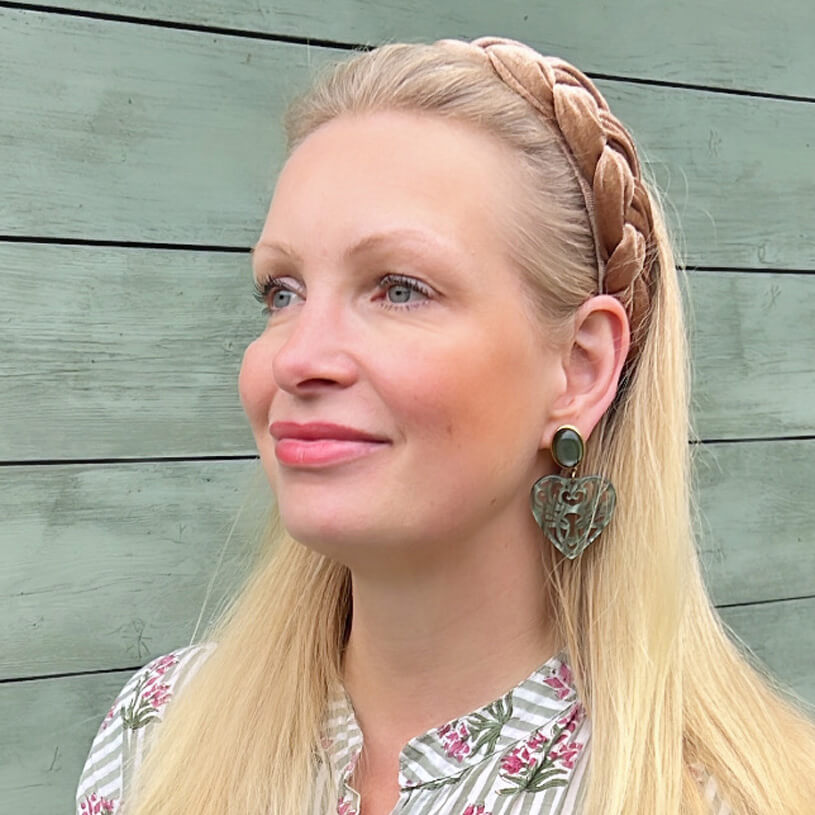 Silbergrüne Hirsch-Ohrringe mit Herz-Ornament in Silbergrün von AmuseToi