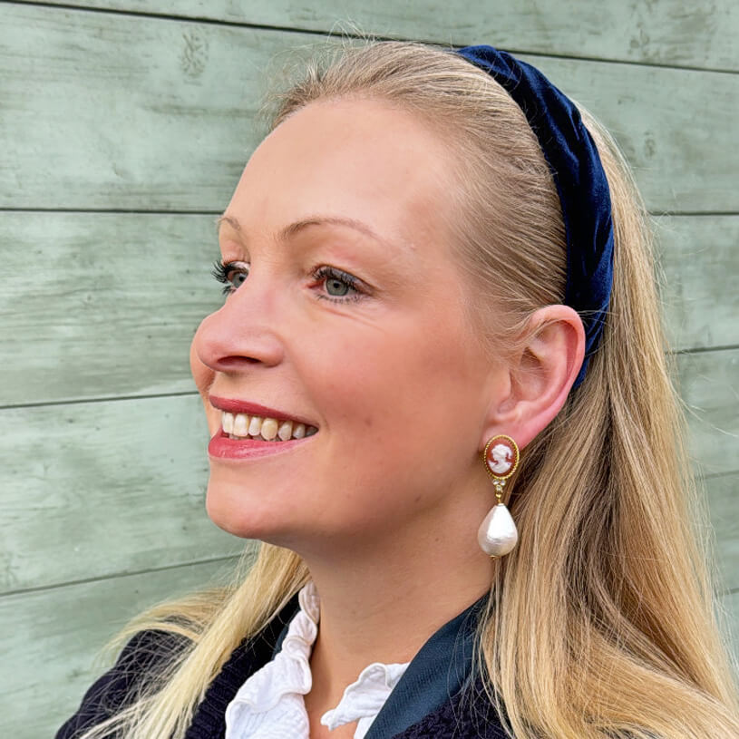 Klassische rotorange Gemmen-Ohrstecker mit perlmuttfarbenem Baumwolltropfen