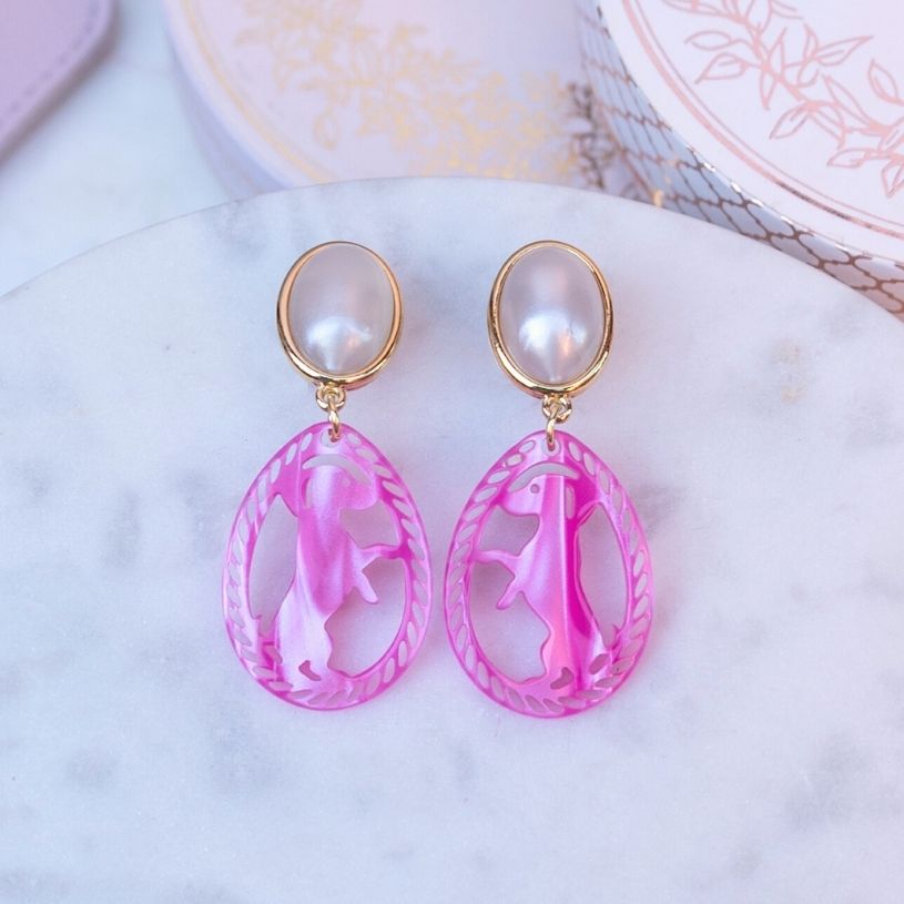 Dackel-Ohrstecker in Perlmuttfarben und Pink von AmuseToi