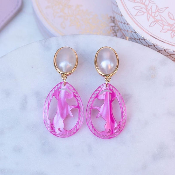 Dackel-Ohrstecker in Perlmuttfarben und Pink von AmuseToi