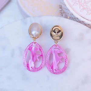 Dackel-Ohrstecker in Perlmuttfarben und Pink von AmuseToi