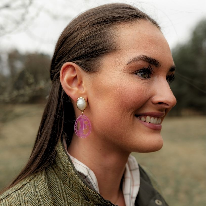 Dackel-Ohrstecker in Perlmuttfarben und Pink von AmuseToi