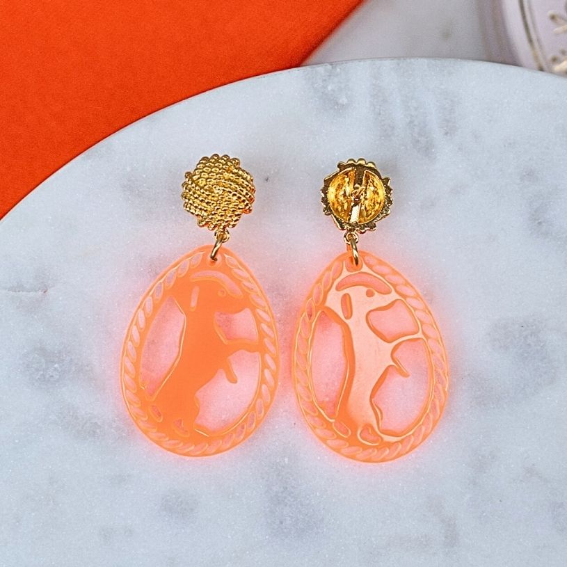 Vergoldete Knoten-Dackel-Ohrstecker in Neonorange von AmuseToi