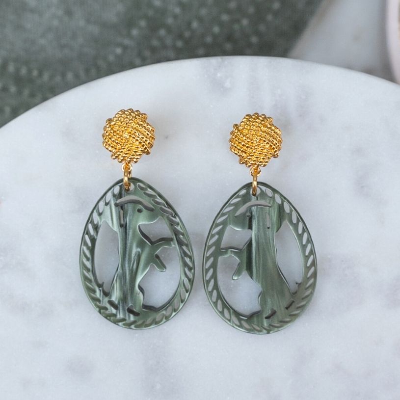 Vergoldete Knoten-Dackel-Ohrstecker in Silbergrün von AmuseToi