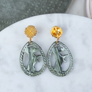 Vergoldete Knoten-Dackel-Ohrstecker in Silbergrün von AmuseToi