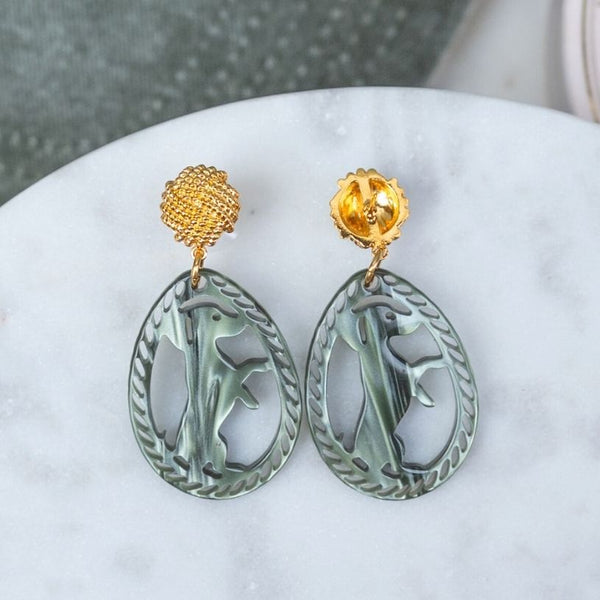 Vergoldete Knoten-Dackel-Ohrstecker in Silbergrün von AmuseToi