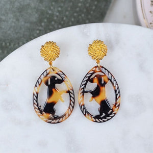 Vergoldete Knoten-Dackel-Ohrstecker in Schildpattfarben von AmuseToi