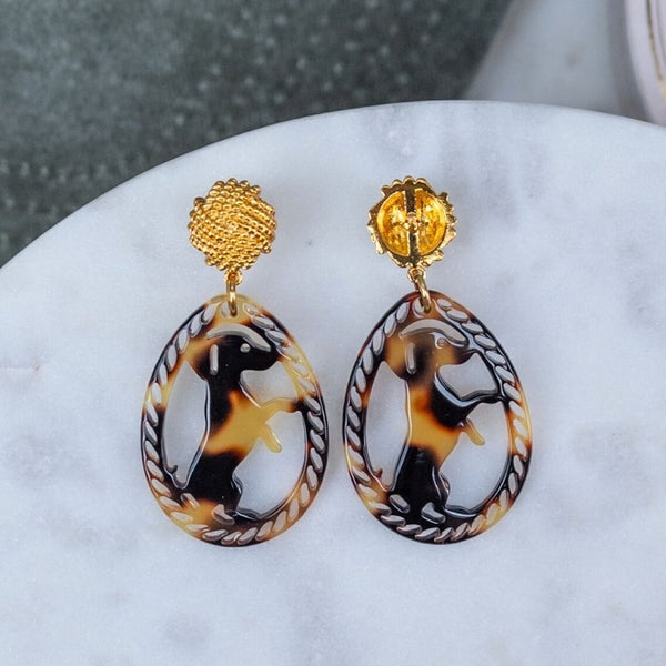 Vergoldete Knoten-Dackel-Ohrstecker in Schildpattfarben von AmuseToi