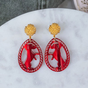 Vergoldete Knoten-Dackel-Ohrstecker in Dunkelrot von AmuseToi