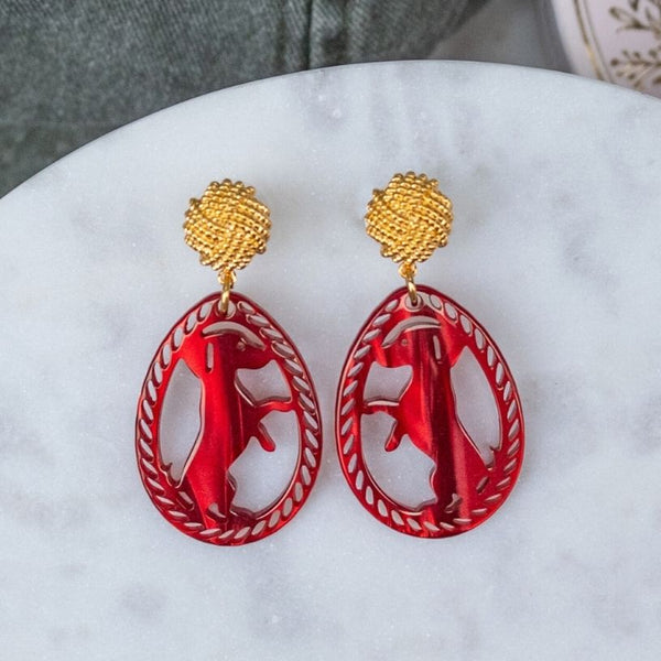 Vergoldete Knoten-Dackel-Ohrstecker in Dunkelrot von AmuseToi