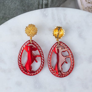 Vergoldete Knoten-Dackel-Ohrstecker in Dunkelrot von AmuseToi