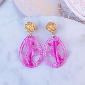 Vergoldete Knoten-Dackel-Ohrstecker in Pink von AmuseToi