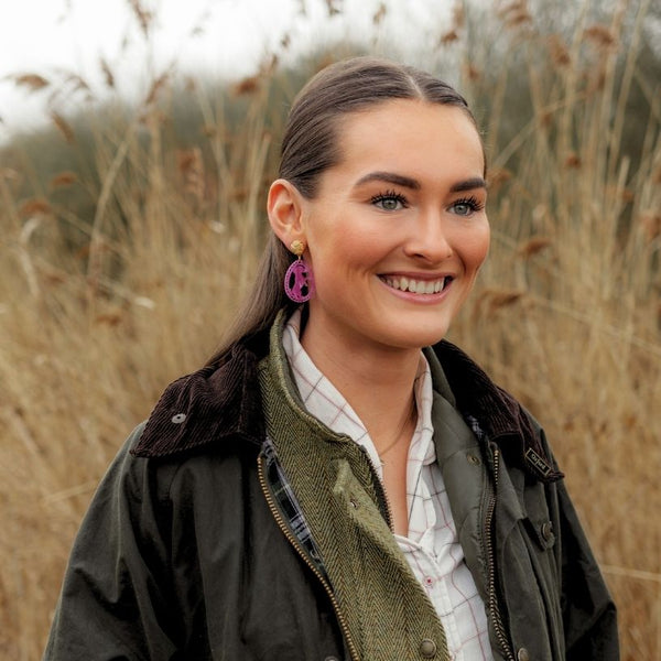 Vergoldete Knoten-Dackel-Ohrstecker in Pink von AmuseToi