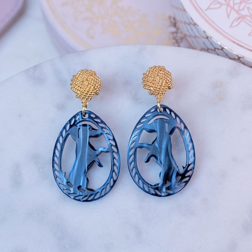 Vergoldete Knoten-Dackel-Ohrstecker in Dunkelblau von AmuseToi