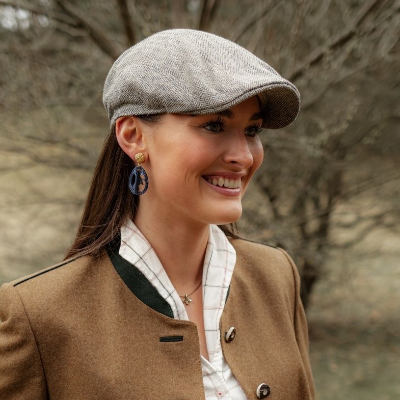 Vergoldete Knoten-Dackel-Ohrclips in Dunkelblau von AmuseToi