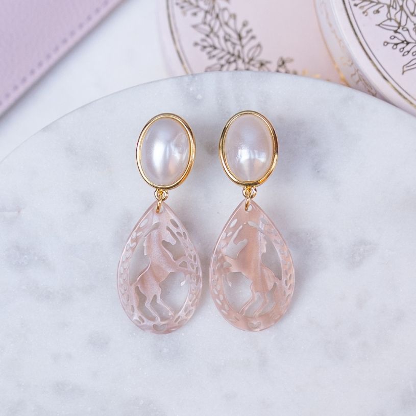 Pferde-Ohrstecker in Perlmutt und Beige von AmuseToi