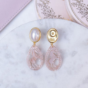 Pferde-Ohrstecker in Perlmutt und Beige von AmuseToi