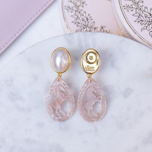 Pferde-Ohrstecker in Perlmutt und Beige von AmuseToi