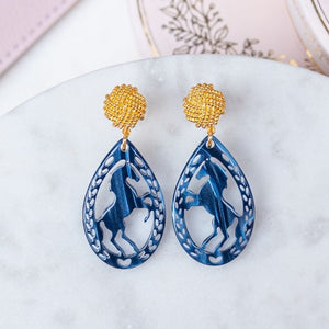 Vergoldete Knoten-Pferde-Ohrstecker in Dunkelblau von AmuseToi