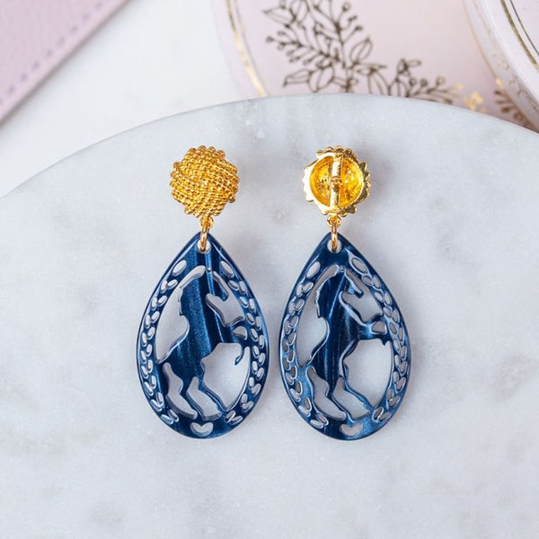 Vergoldete Knoten-Pferde-Ohrstecker in Dunkelblau von AmuseToi