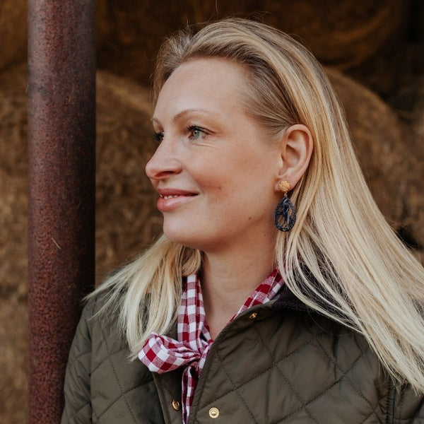 Vergoldete Knoten-Pferde-Ohrstecker in Dunkelblau von AmuseToi