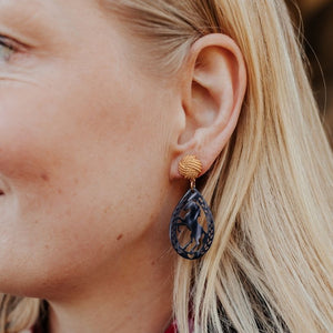 Vergoldete Knoten-Pferde-Ohrstecker in Dunkelblau von AmuseToi