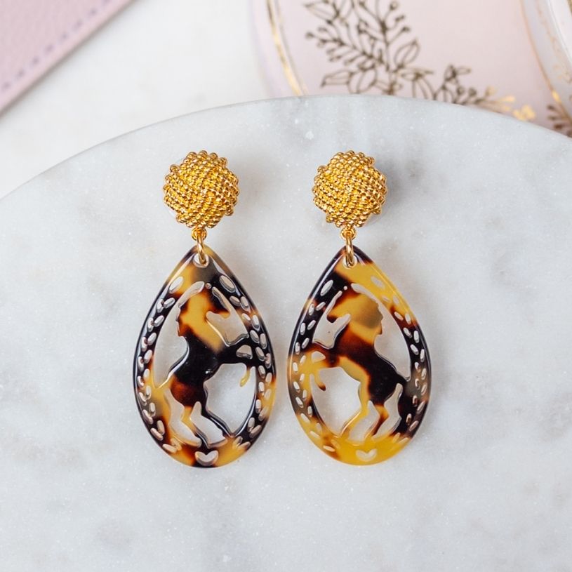 Vergoldete Knoten-Pferde-Ohrstecker in Schildpattfarben von AmuseToi