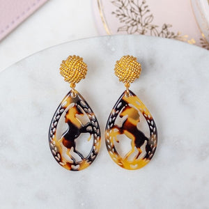 Vergoldete Knoten-Pferde-Ohrstecker in Schildpattfarben von AmuseToi