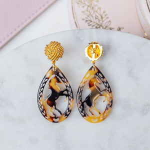 Vergoldete Knoten-Pferde-Ohrstecker in Schildpattfarben von AmuseToi