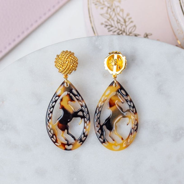 Vergoldete Knoten-Pferde-Ohrstecker in Schildpattfarben von AmuseToi