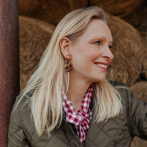 Vergoldete Knoten-Pferde-Ohrstecker in Schildpattfarben von AmuseToi