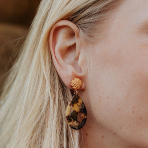 Vergoldete Knoten-Pferde-Ohrstecker in Schildpattfarben von AmuseToi