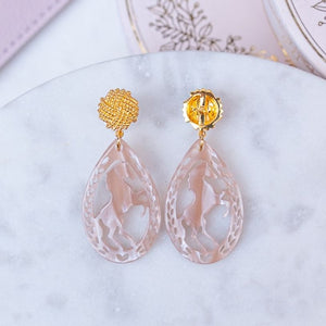 Vergoldete Knoten-Pferde-Ohrstecker in Beige von AmuseToi