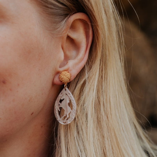 Vergoldete Knoten-Pferde-Ohrstecker in Beige von AmuseToi