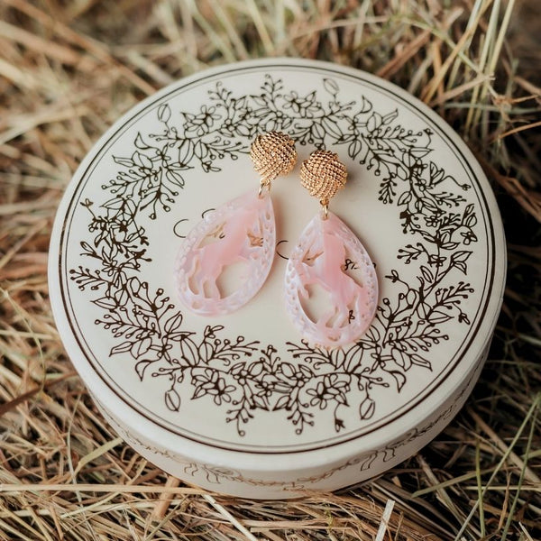 Vergoldete Knoten-Pferde-Ohrstecker in Rosa von AmuseToi