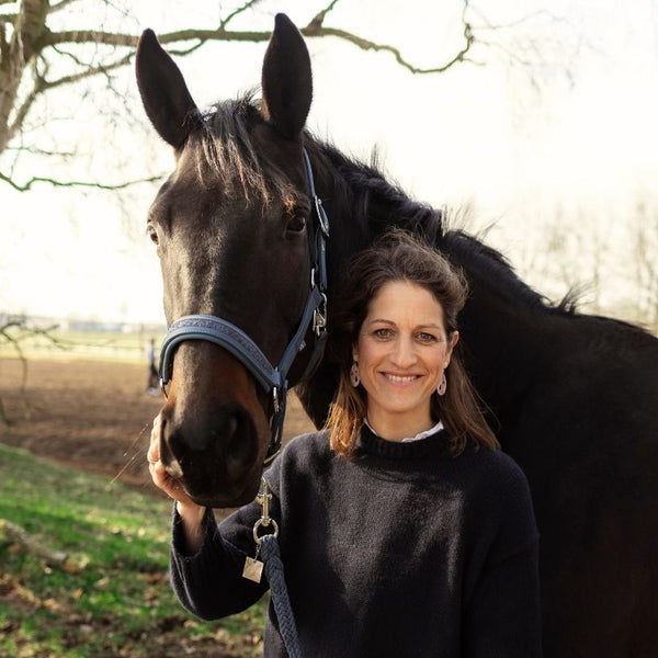 Vergoldete Knoten-Pferde-Ohrringe in Rosa von AmuseToi