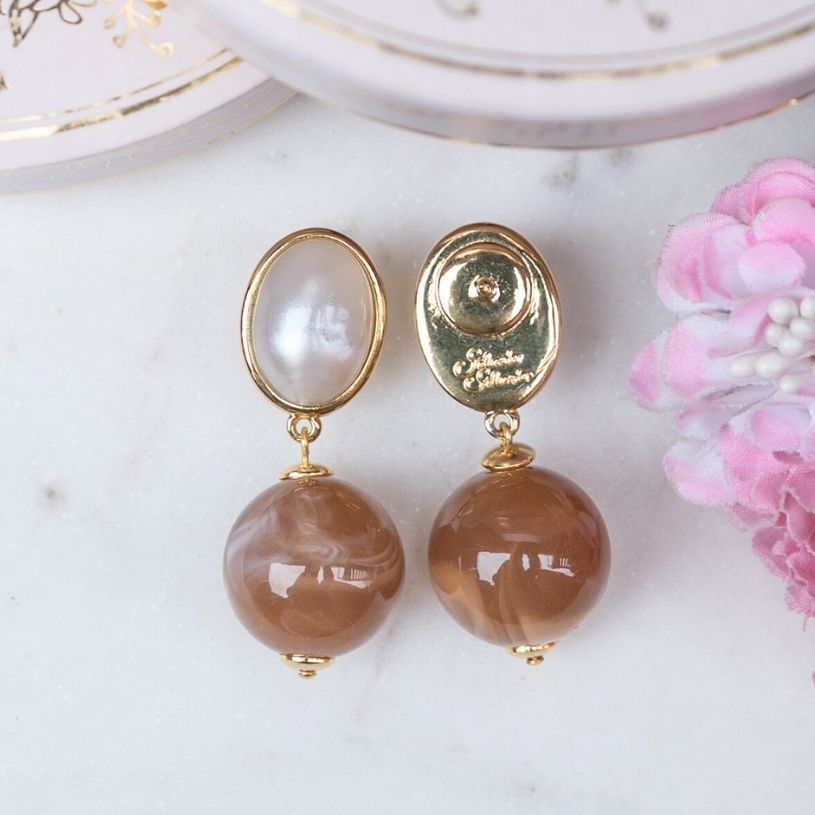 Stilvolle Kugel-Ohrstecker in Perlmutt und Beige