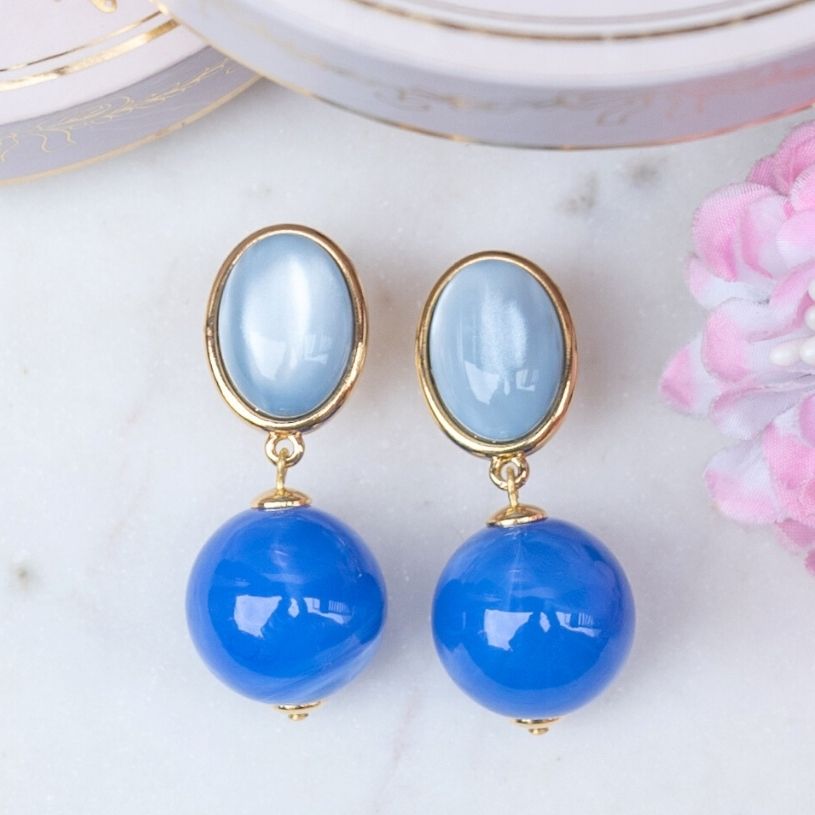Stilvolle Kugel-Ohrstecker in Blautönen