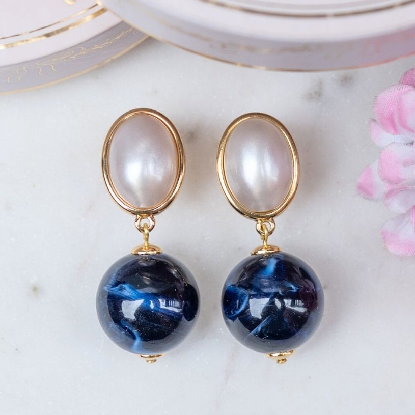 Stilvolle Kugel-Ohrstecker in Perlmutt und Dunkelblau