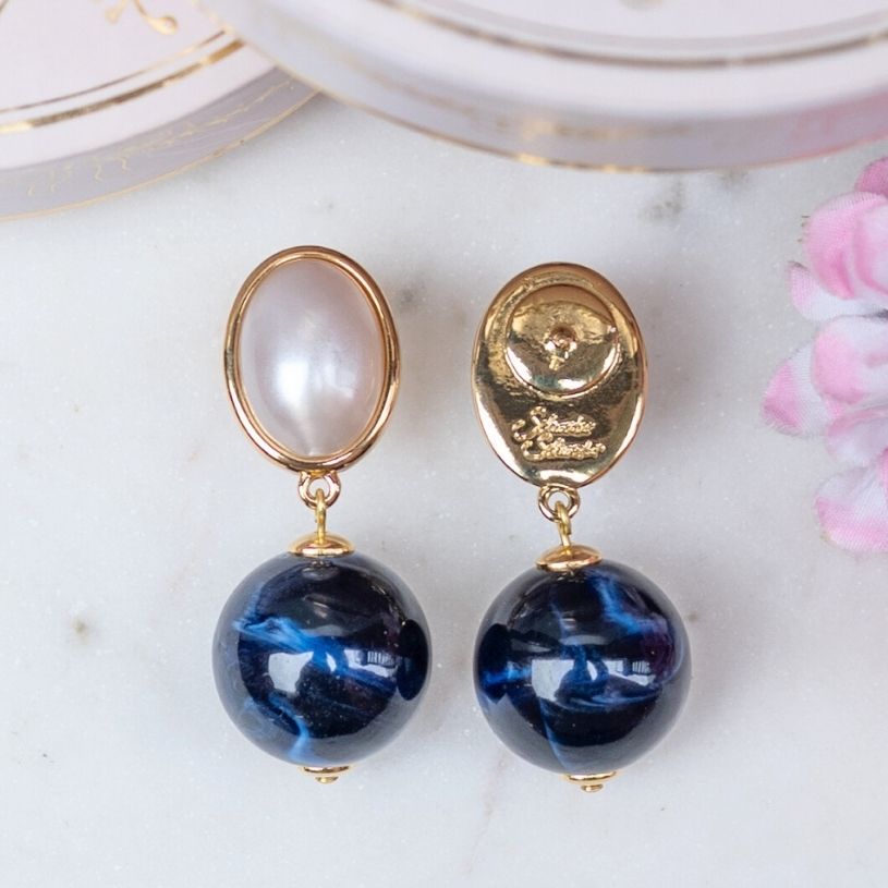Stilvolle Kugel-Ohrstecker in Perlmutt und Dunkelblau