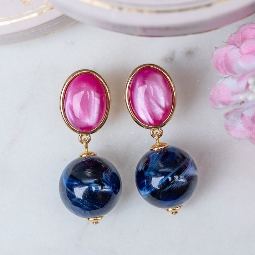 Stilvolle Kugel-Ohrstecker in Pink und Dunkelblau
