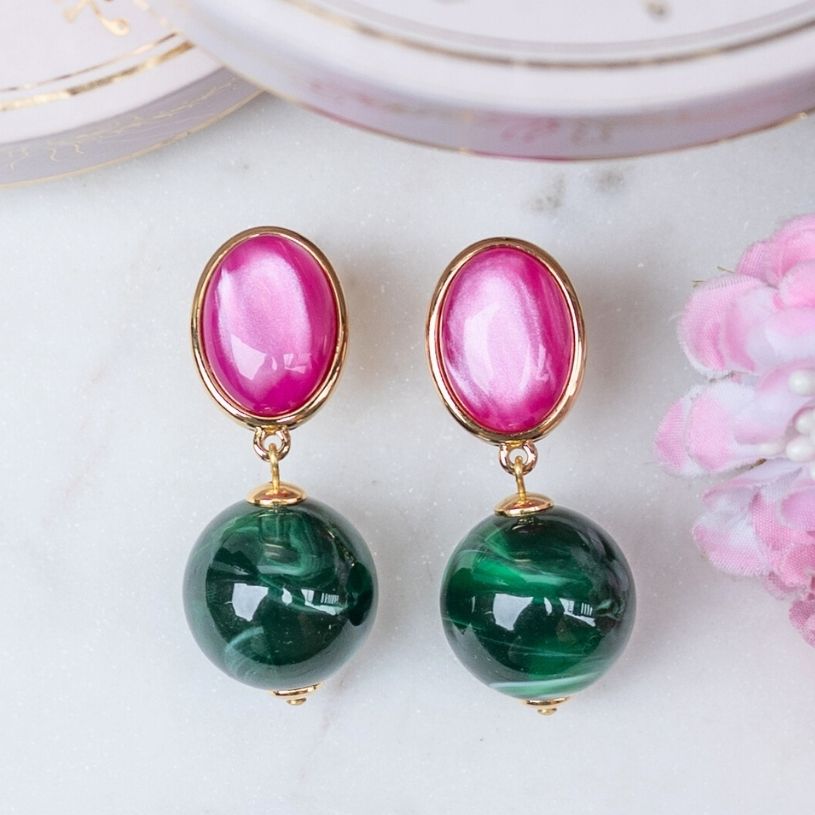 Stilvolle Kugel-Ohrstecker in Pink und Dunkelgrün