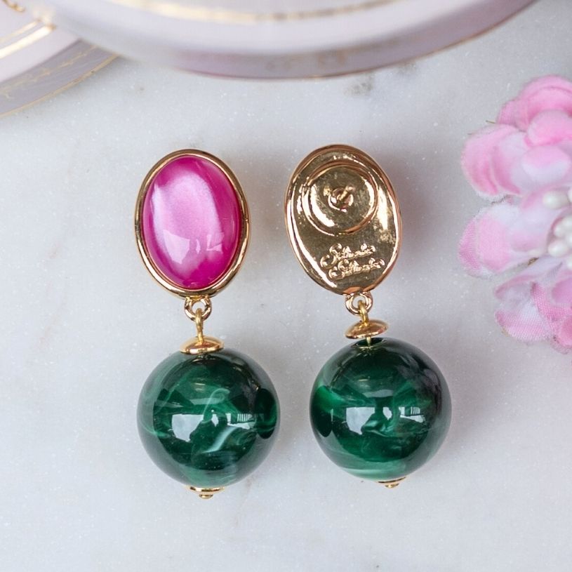 Stilvolle Kugel-Ohrstecker in Pink und Dunkelgrün