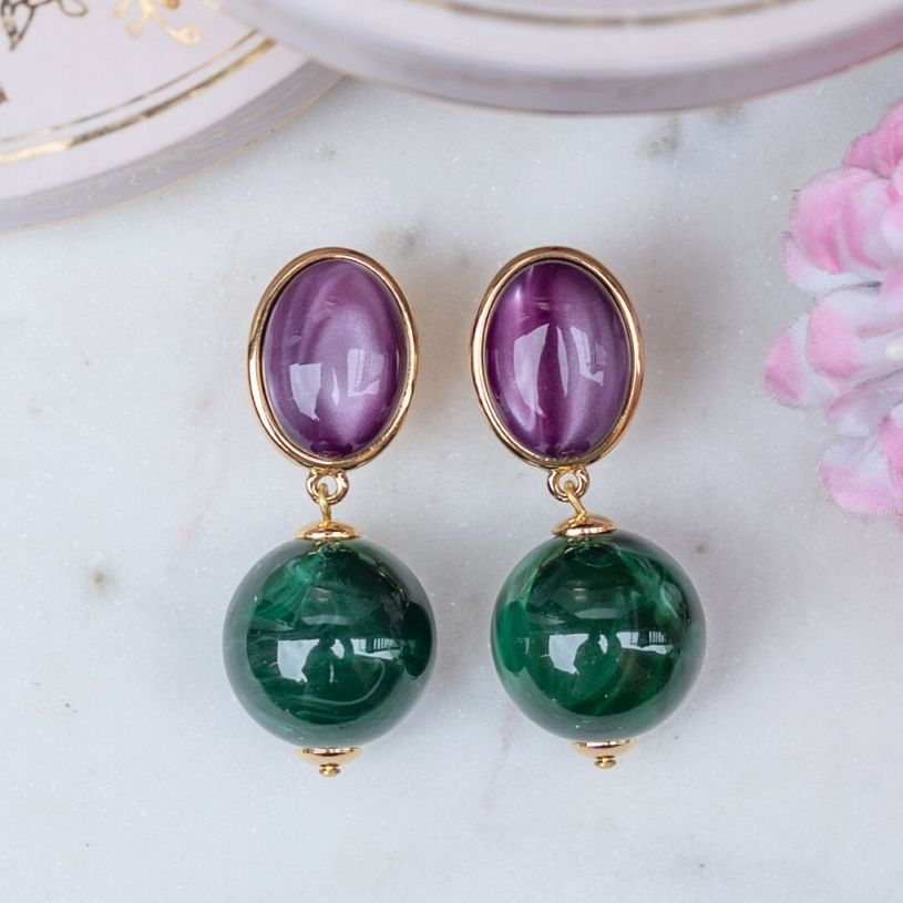 Stilvolle Kugel-Ohrstecker in Violett und Dunkelgrün