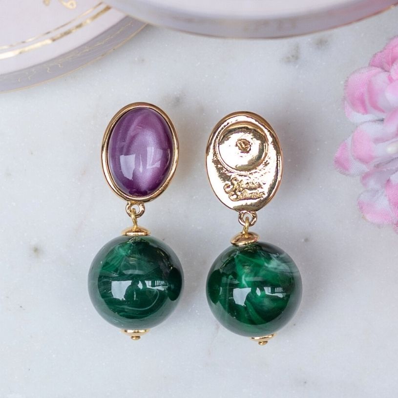Stilvolle Kugel-Ohrstecker in Violett und Dunkelgrün