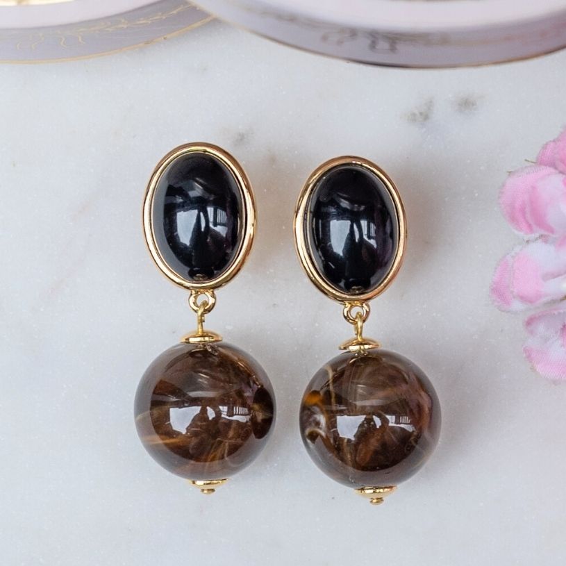 Stilvolle Kugel-Ohrstecker in Schwarz und Braun