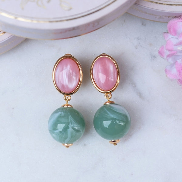 Stilvolle Kugel-Ohrstecker in Rosa und Jadegrün